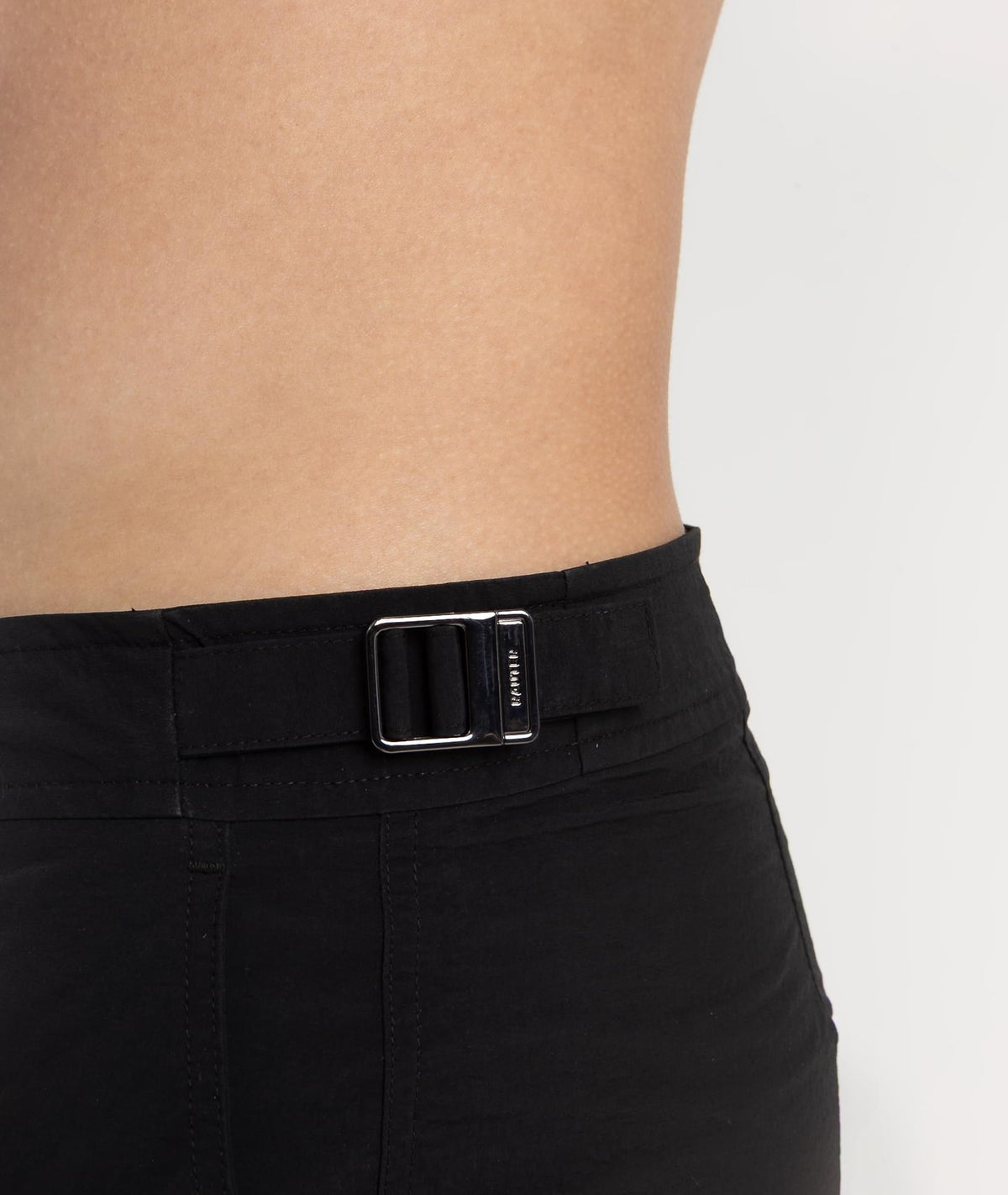 Detalhe da cintura do short RAUTER PRETO MÉDIO com fivela ajustável em tecido de secagem rápida.