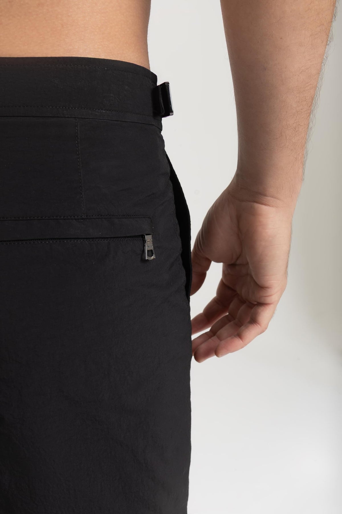 RAUTER PRETO MÉDIO - Detalhe do bolso traseiro em short de praia masculino, acabamento em tecido leve e toque premium.
