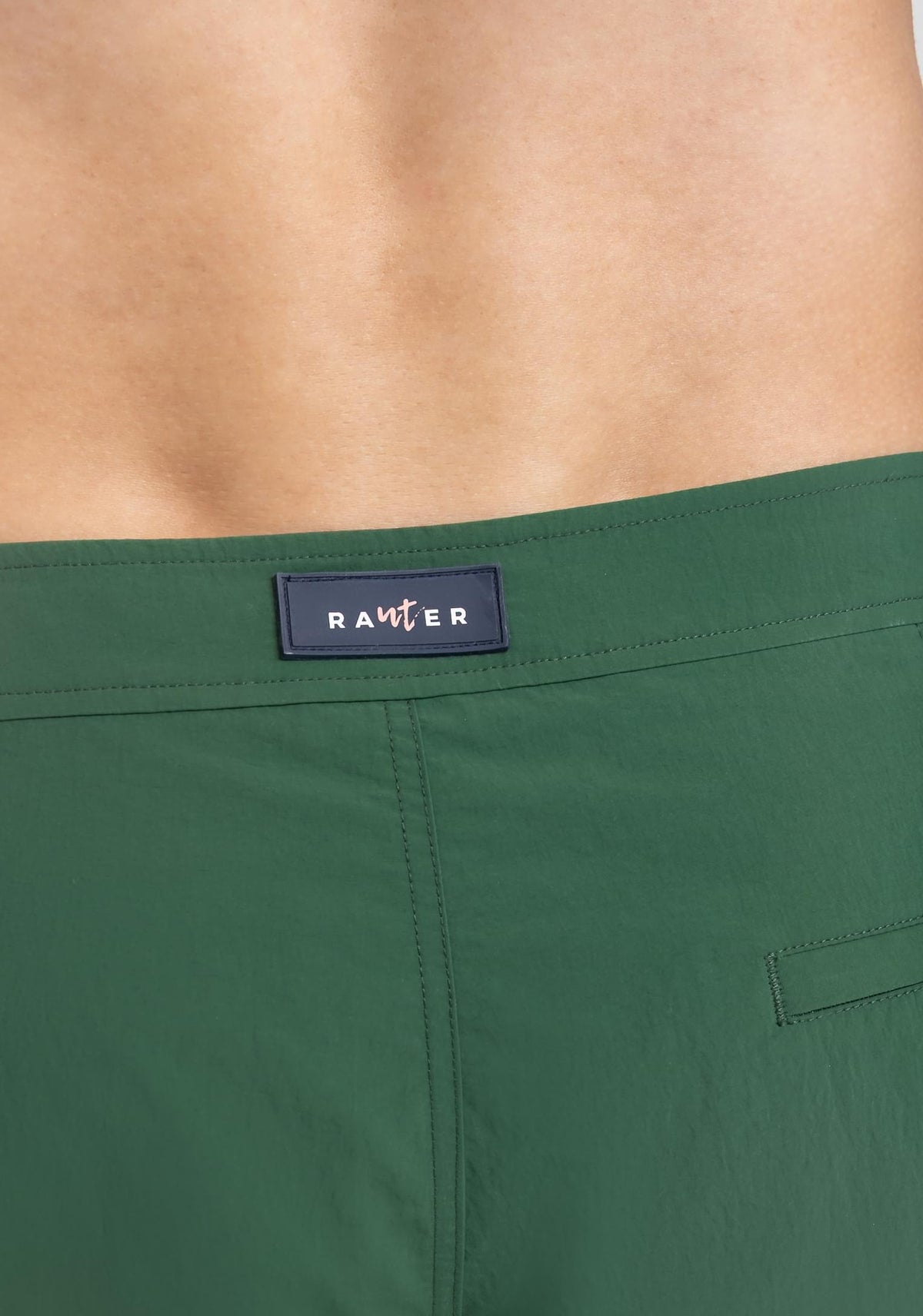 RAUTER VERDE MÉDIO - Detalhe do bolso traseiro em short de praia masculino, acabamento em tecido leve e toque premium.