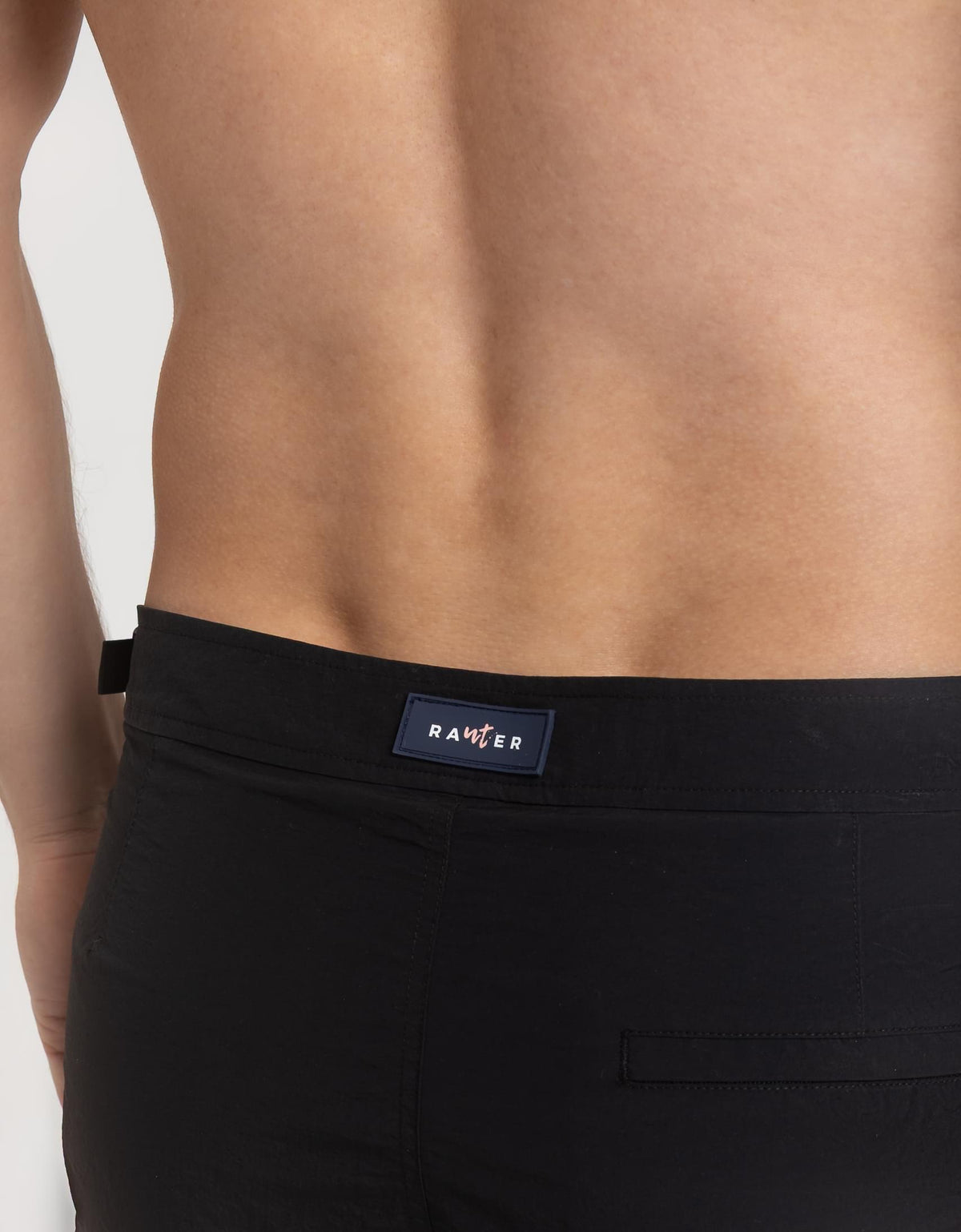 Detalhe da cintura do short RAUTER TRÊS ESTRELAS MÉDIO com fivela ajustável em bordado industrial de estrelas-do-mar sobre nylon reciclado.