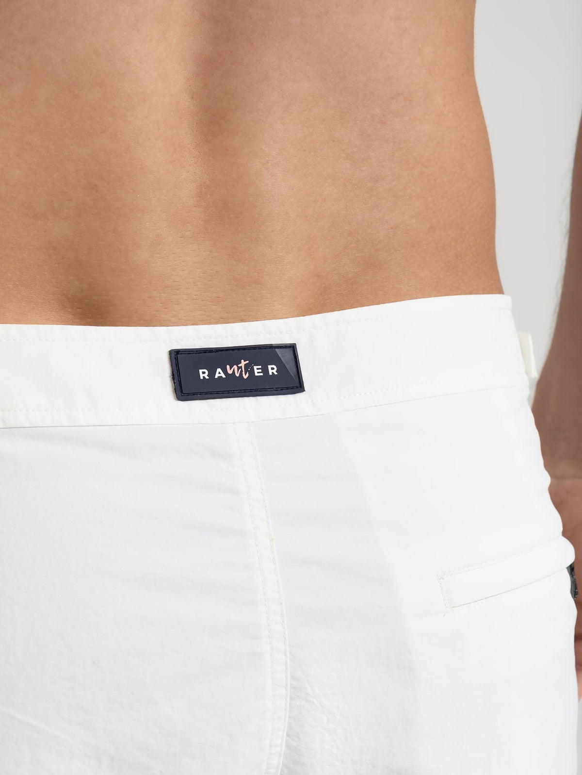 RAUTER ESTRELA-DO-MAR E FLOR MÉDIO - Detalhe do bolso traseiro em short de praia masculino, acabamento em tecido leve e toque premium.