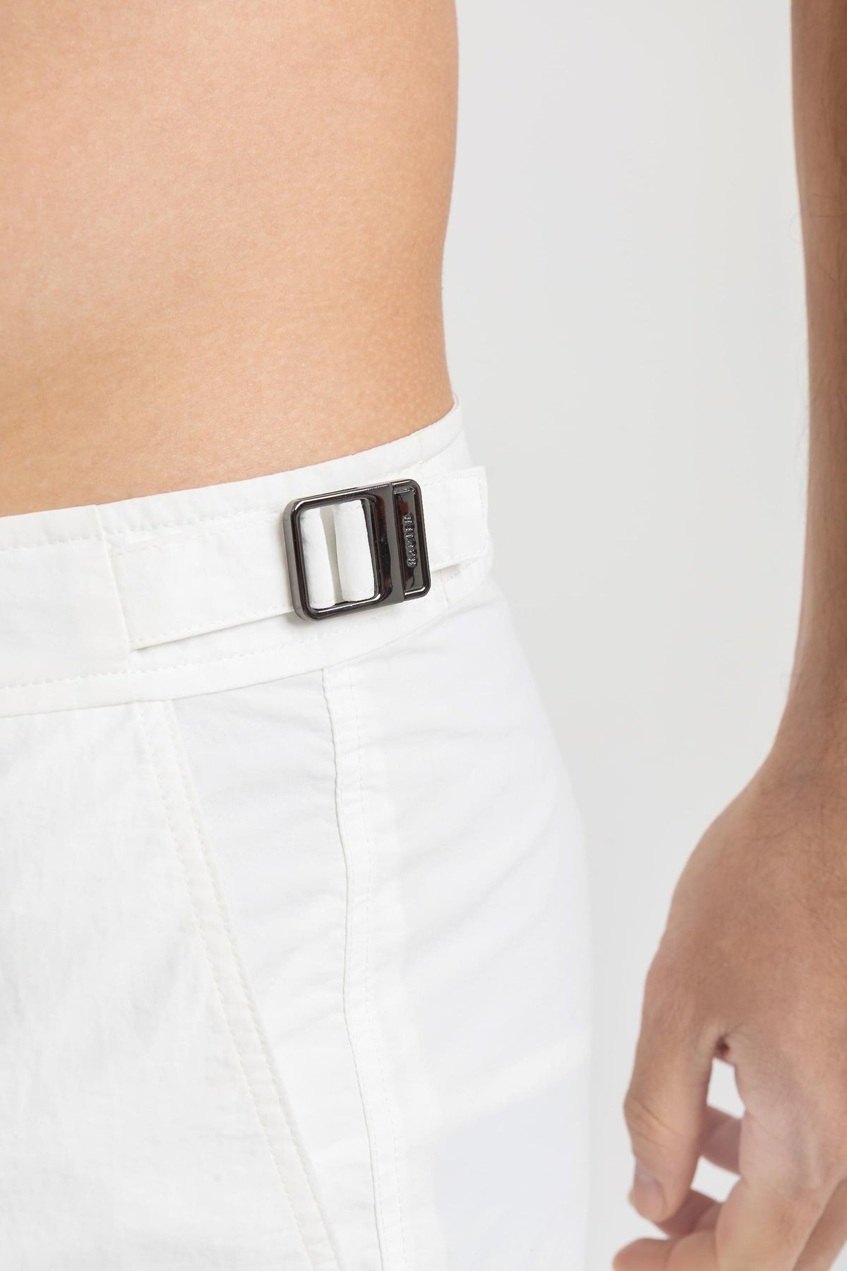 Homem usando short de praia RAUTER BRANCO MÉDIO, com nylon reciclado e estilo sofisticado.