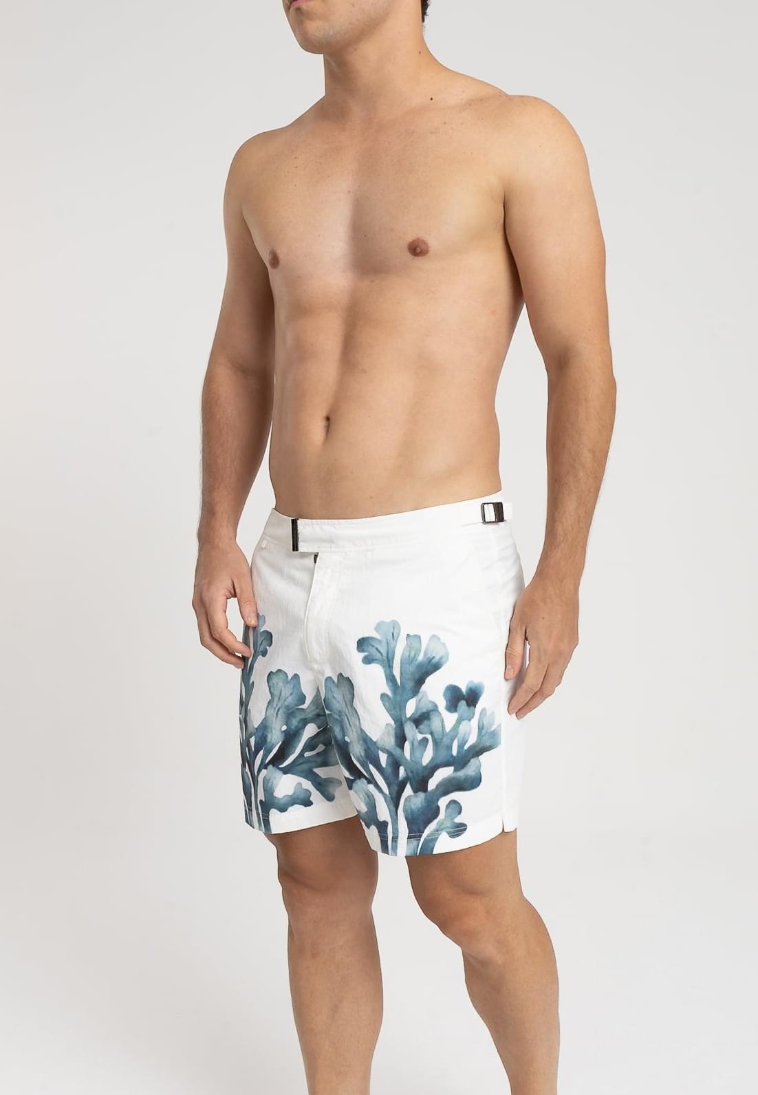 RAUTER ALGAS MARINHAS MÉDIO - Detalhe do bolso traseiro em short de praia masculino, acabamento em tecido leve e toque premium.