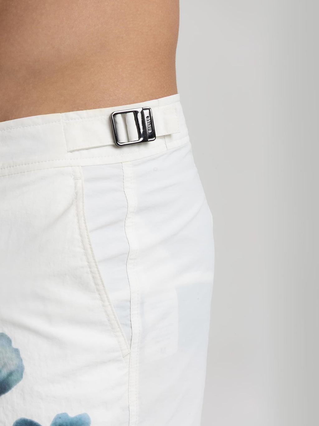 Homem usando short de praia RAUTER ALGAS MARINHAS MÉDIO, com estampa sublimada de algas marinhas em aquarela e estilo sofisticado.