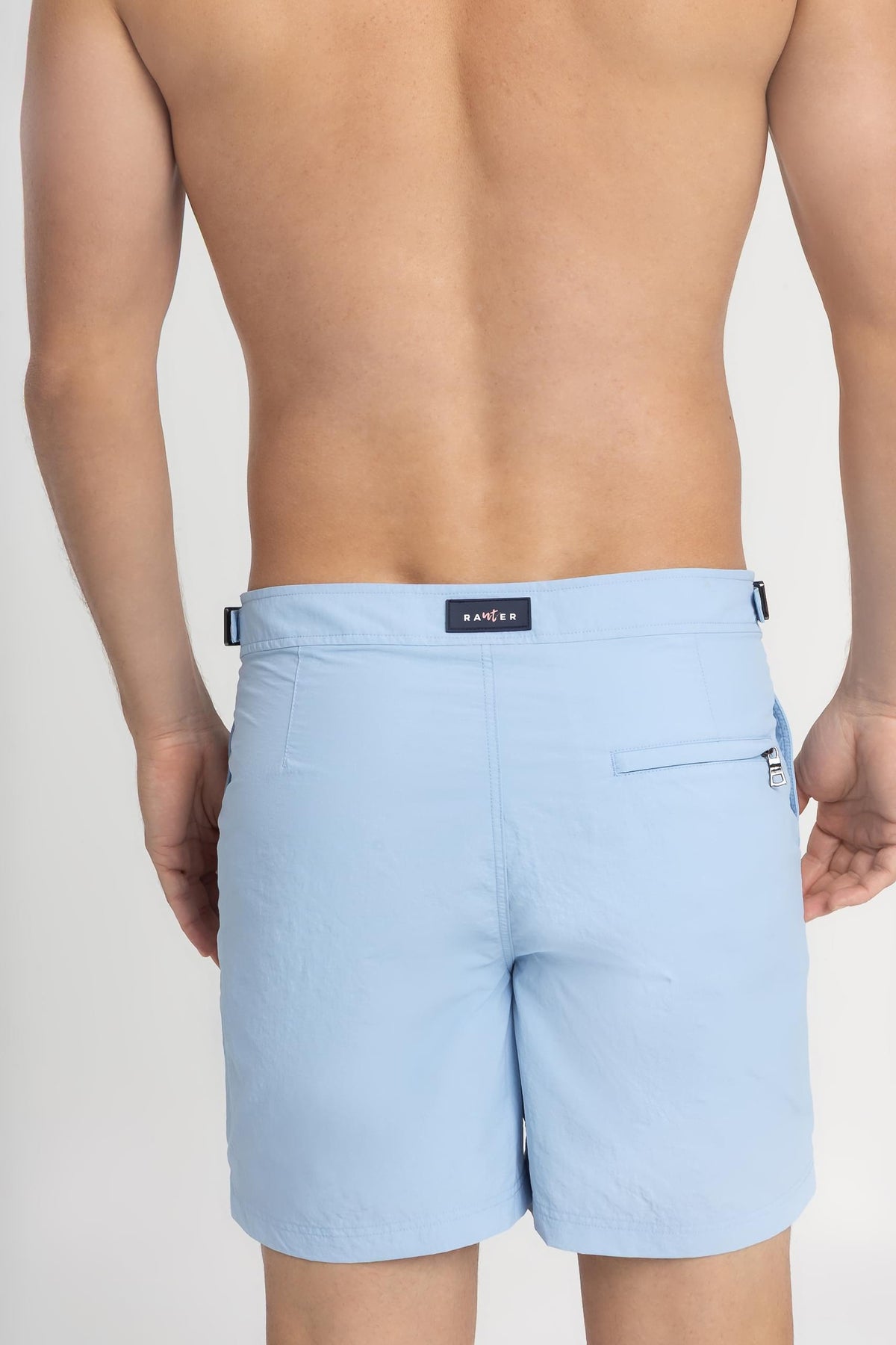 RAUTER CONCHAS MÉDIO - Detalhe do bolso traseiro em short de praia masculino, acabamento em tecido leve e toque premium.