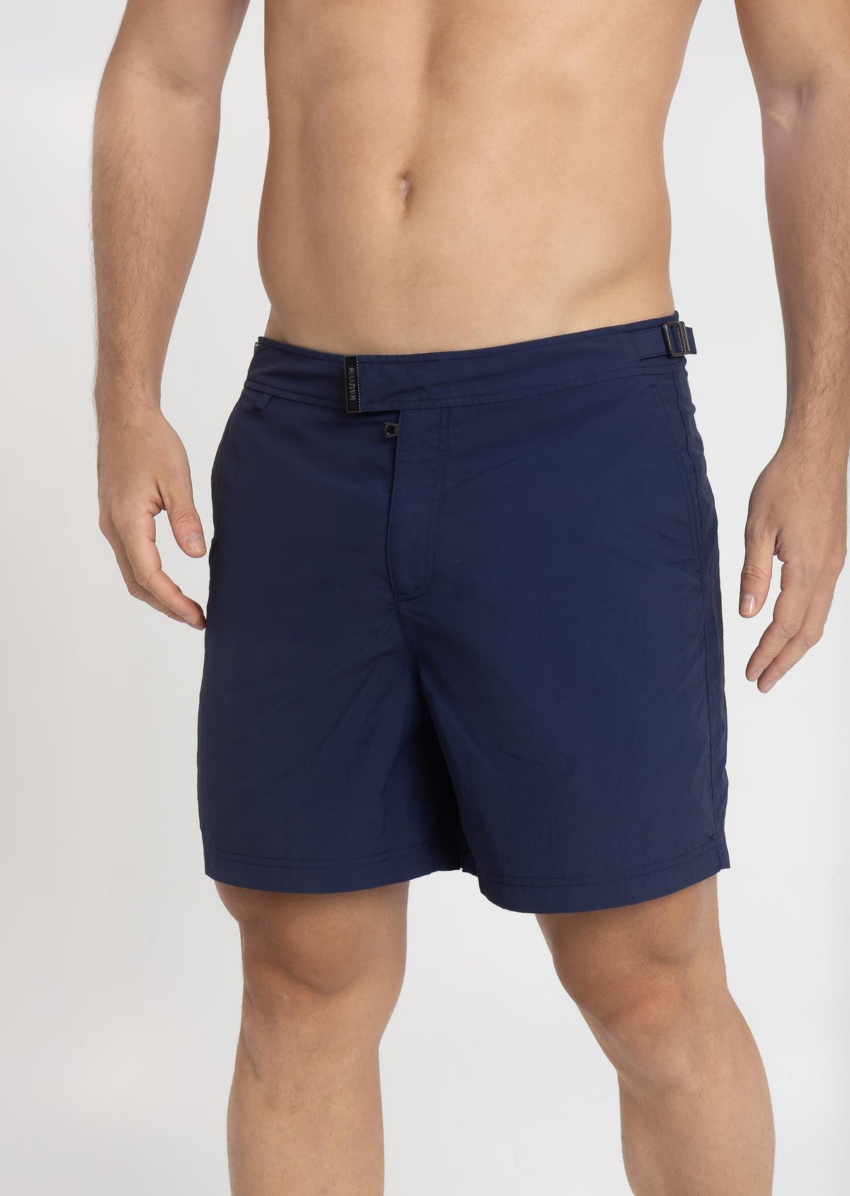 Detalhe da cintura do short RAUTER AZUL MARINHO MÉDIO com fivela ajustável em nylon reciclado.