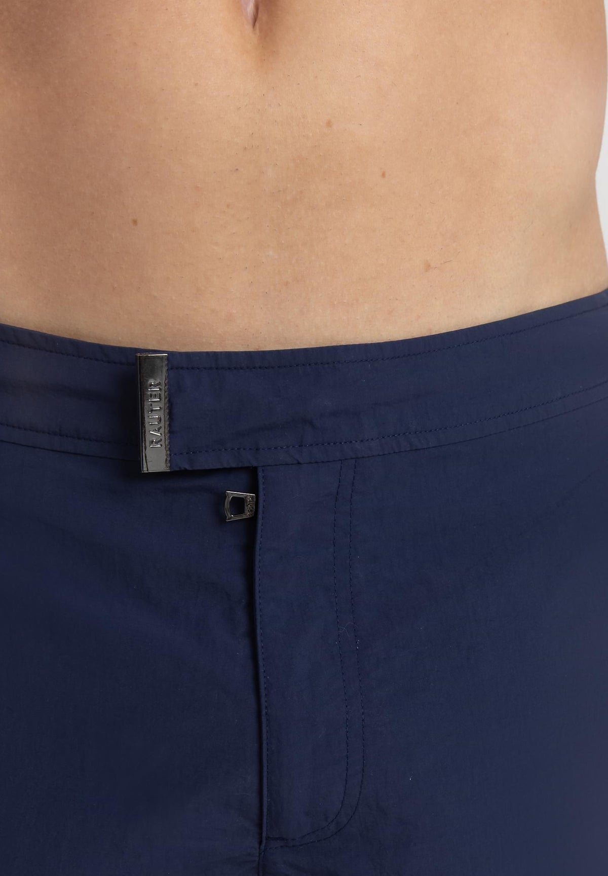 RAUTER AZUL MARINHO MÉDIO - Detalhe do bolso traseiro em short de praia masculino, acabamento em tecido leve e toque premium.