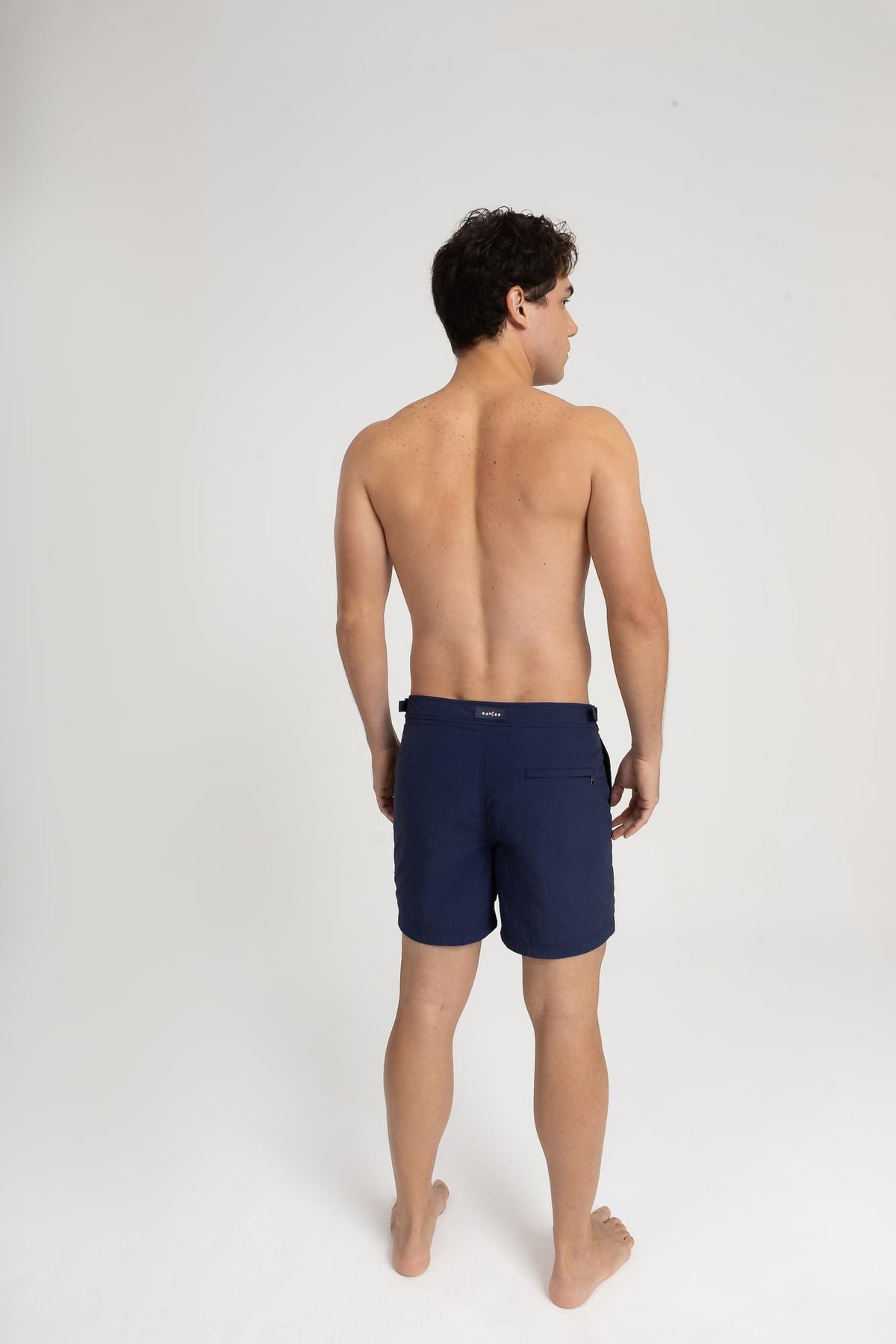 RAUTER POLVO MÉDIO - Detalhe do bolso traseiro em short de praia masculino, acabamento em tecido leve e toque premium.