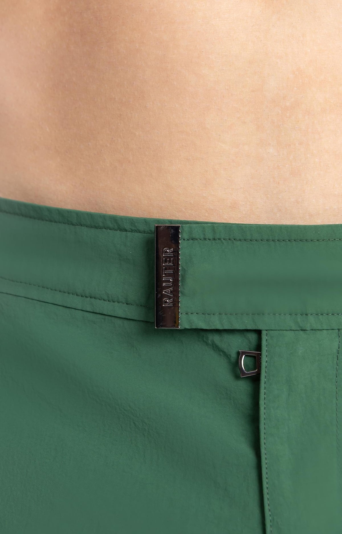 Detalhe da cintura do short RAUTER CORAIS MÉDIOS com fivela ajustável em bordado industrial de corais sobre nylon reciclado.
