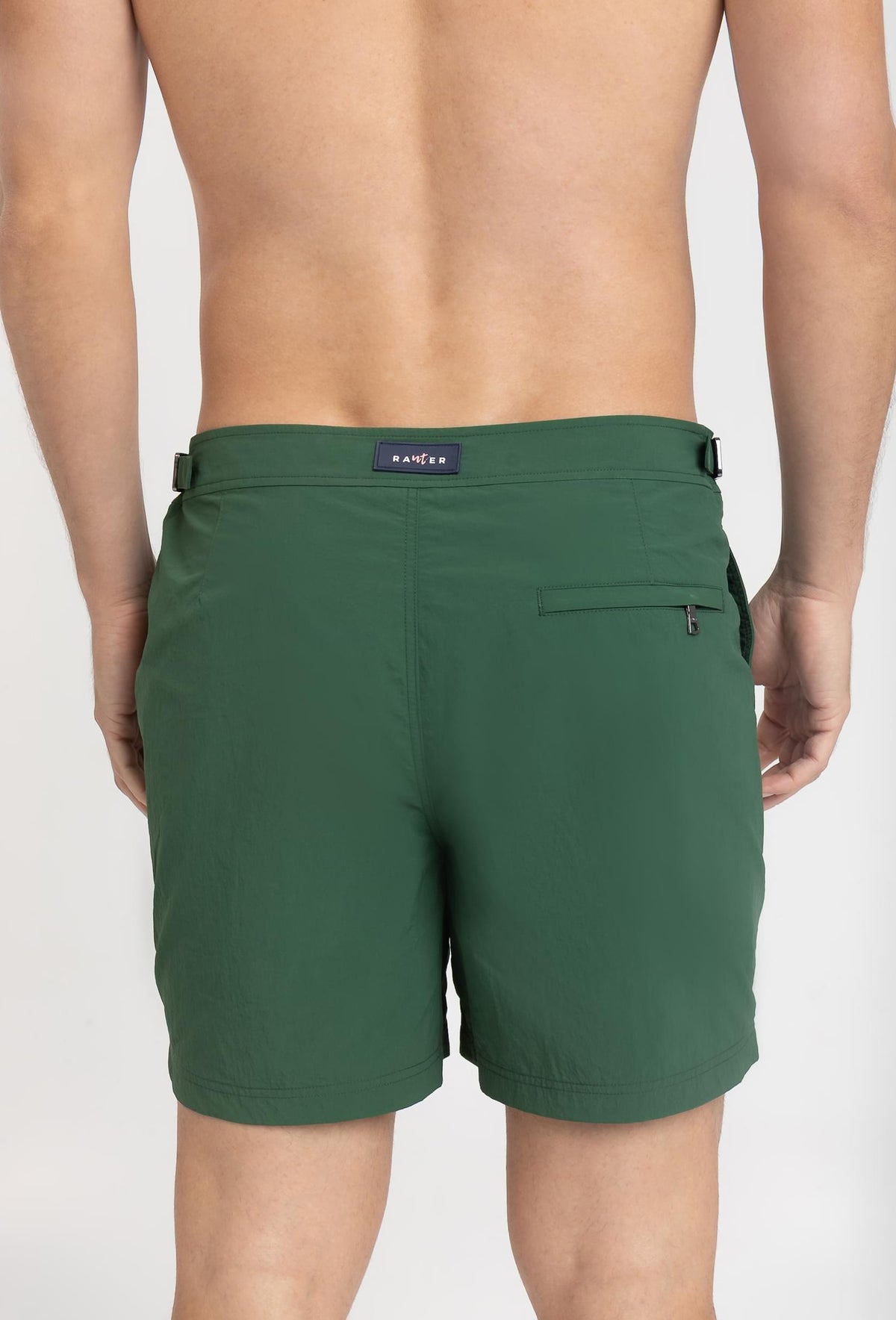 RAUTER CORAIS MÉDIOS - Detalhe do bolso traseiro em short de praia masculino, acabamento em tecido leve e toque premium.
